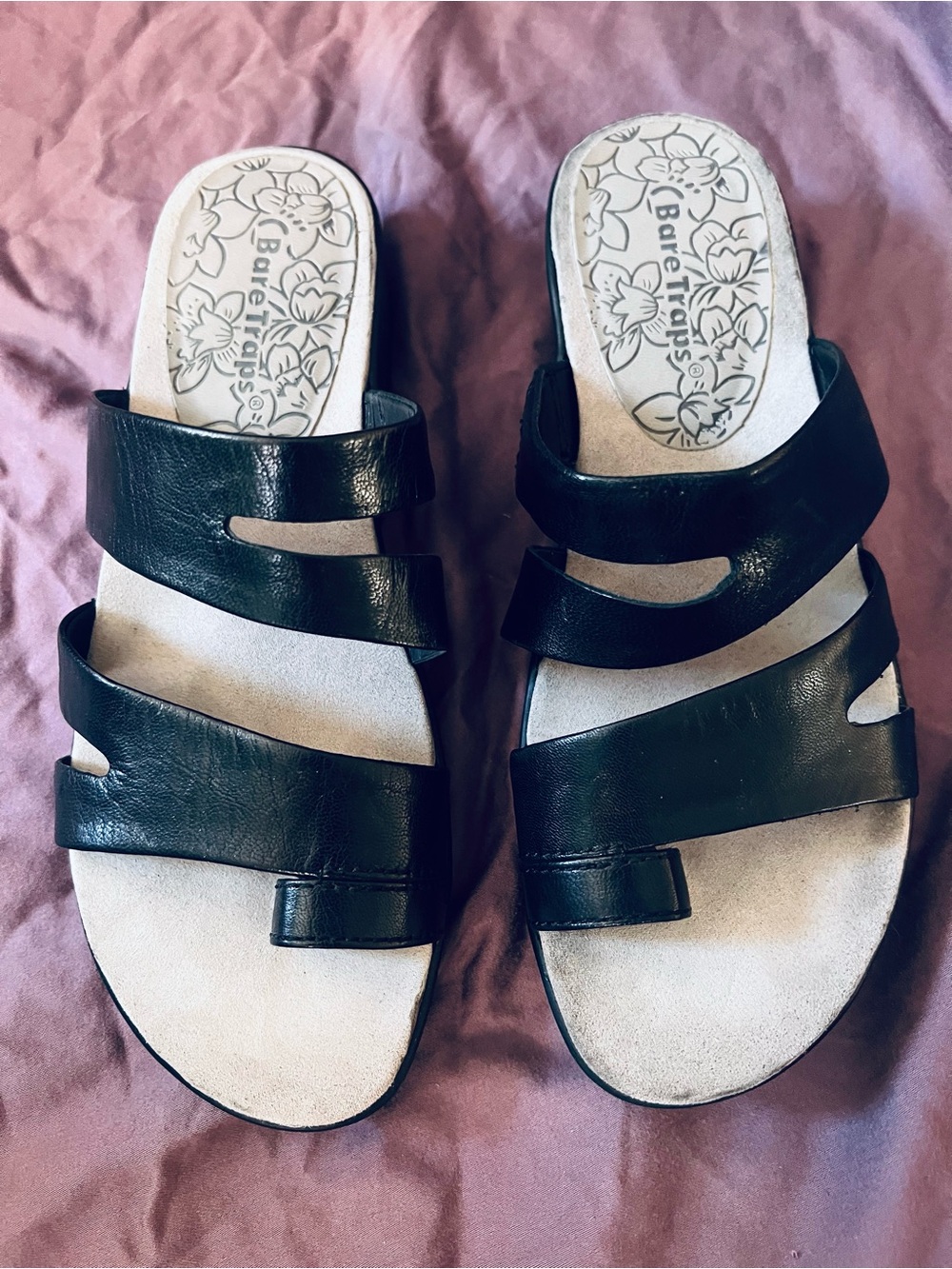 BareTraps black leather Julie strappy toe loop sandals size 6